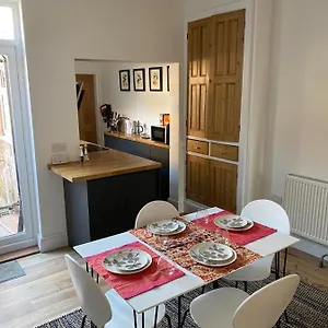 Comfortable 2 Bedroom From With Parking Nottingham
