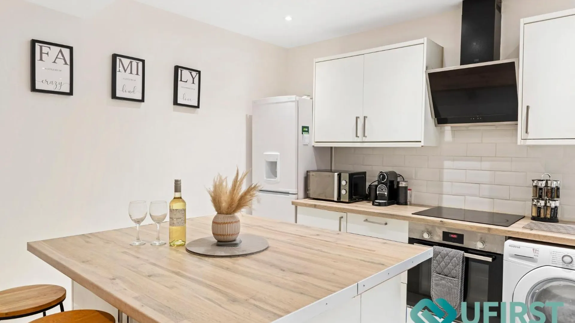 Luxury 3Br House - Hot Tub - Near Castle, Qmc - City Centre & Trent Bridge - Free Parking - Sleeps 6 诺丁汉
